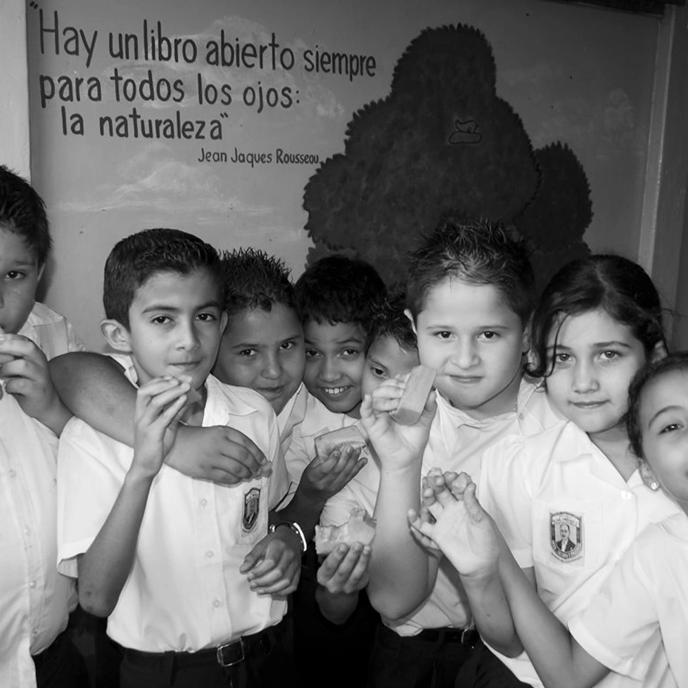 Fotografía en blanco y negro de niños de escuela en Costa Rica