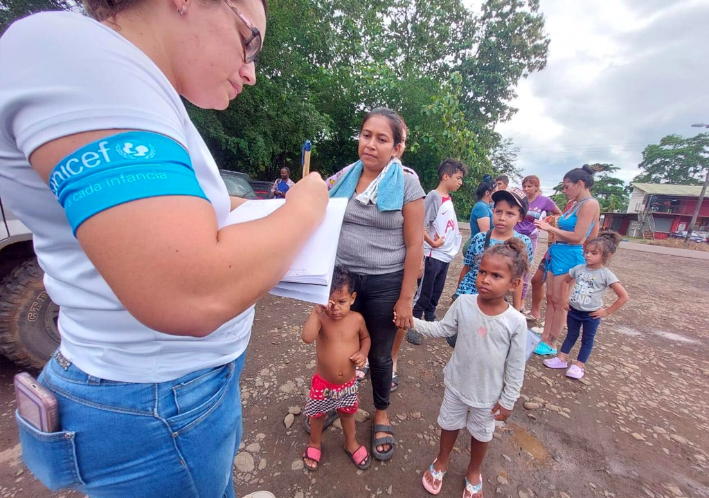 Funcionaria de UNICEF con familias en la zona norte de Costa Rica
